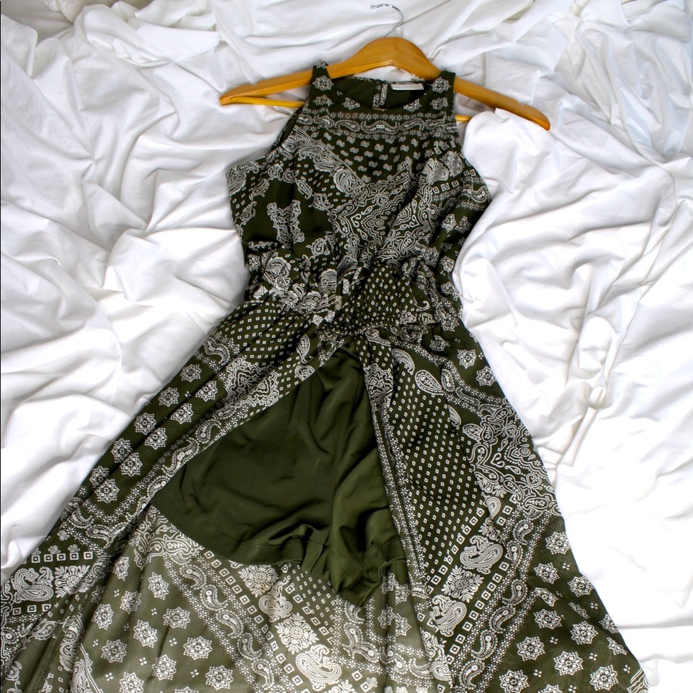 NEW YORK AND CO. Bandana Pattern w/ train Romper